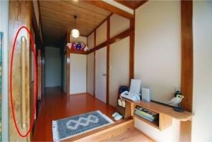 玄関ホール上がり口の手すりで段差を楽に コラム建設